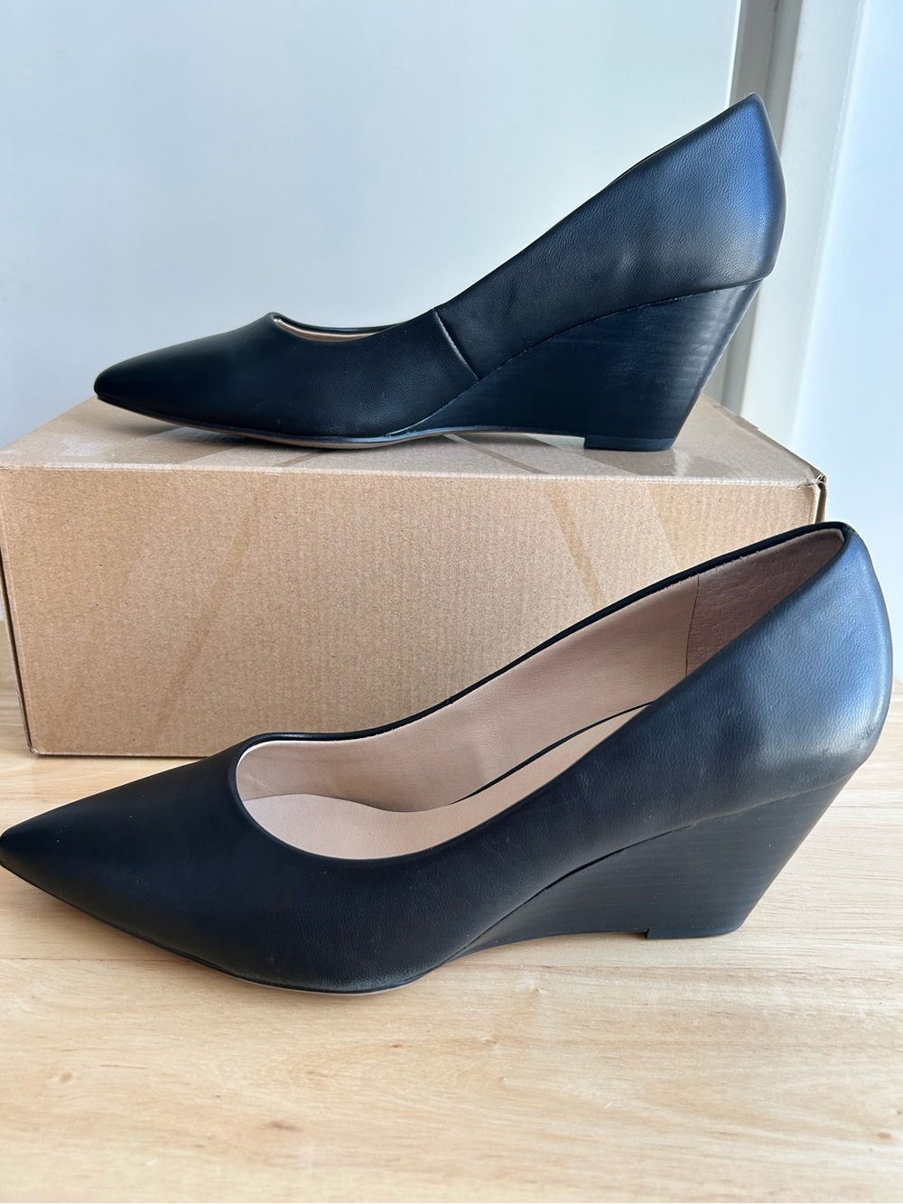 Franco Sarto Black Leather Wedge Pumps for Women w/ Sleek Pointed Toe, size 8.5